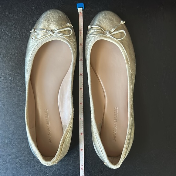 Gold Banana Republic girls slip on flats ballerina slippers with bow. Size 6.5 B - Picture 7 of 8